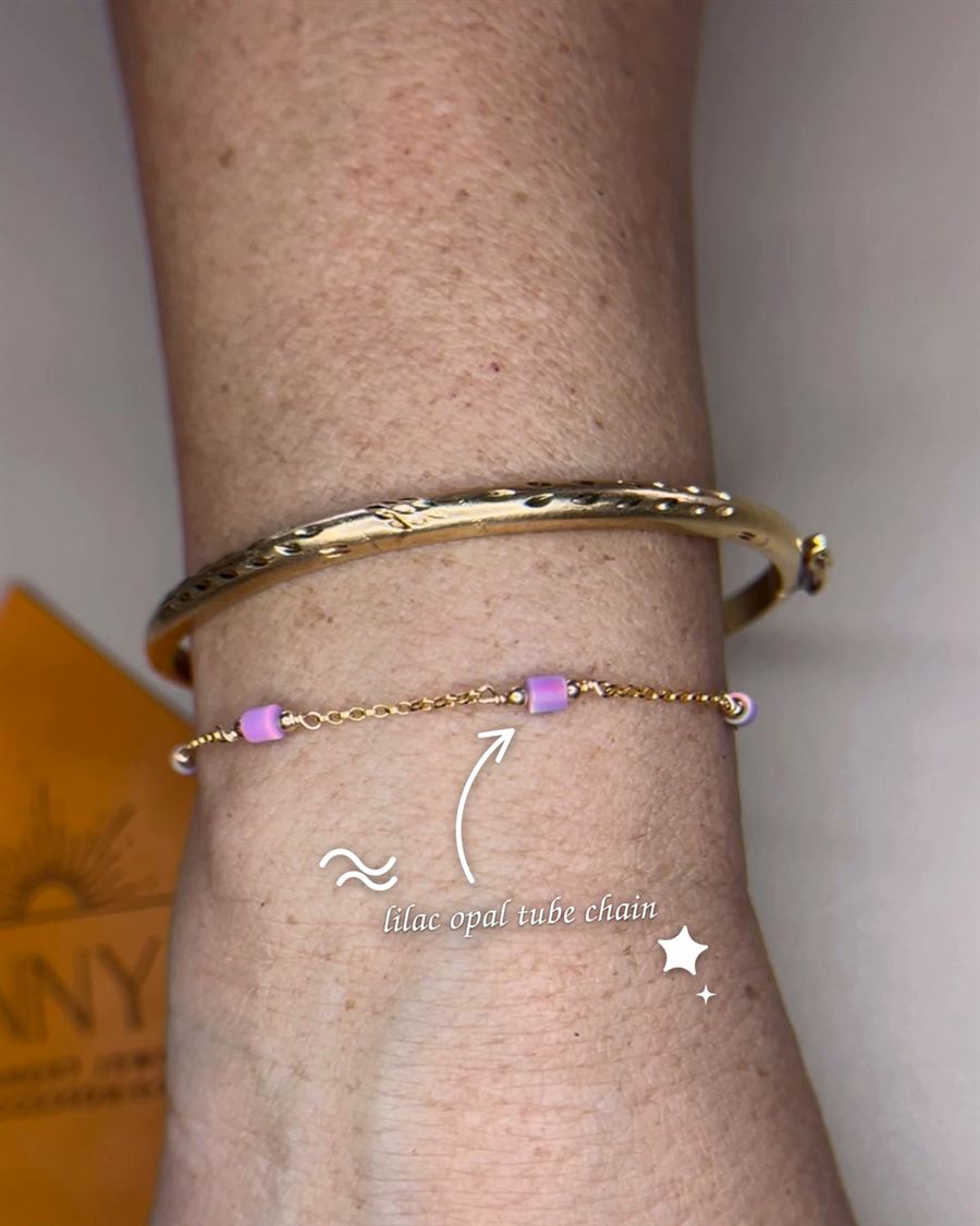 A fine chain with lilac beads.